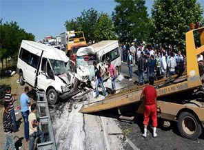 İşçi minibüsü şarampole uçtu