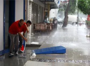 İzmir'i sağanak ve dolu vurdu