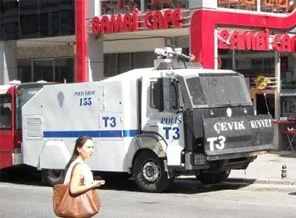 Kadıköy'de TGB eylemine TOMA'lı önlem