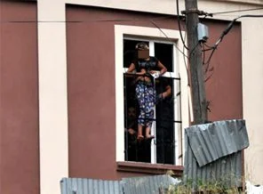 Kadın sığınma evinden kaçmak isterken pencerede sıkıştı