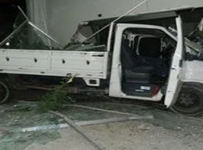 Kamyonet iş yerine daldı