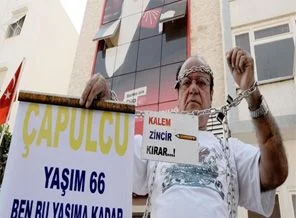 Kendini zincirleyerek, CHP'yi protesto etti