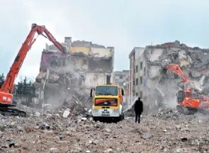 Kentsel dönüşümün üçüncü dalgasında 'bombalı' yıkım