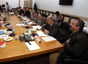 Memurlara, siyasi parti üyeliği yolu açılıyor