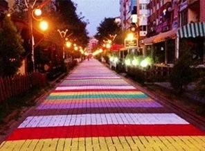 Merdivenler ve sokaklar renklendi