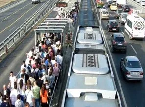 Metrobüs seferleri durdu, E-5 trafiğe kapatıldı
