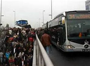 Metrobüs üst geçidinde göçük