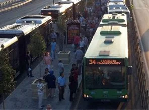 Metrobüs yayaya çarptı