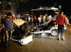 Minibüsle otomobil çarpıştı: 2 ölü