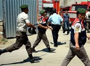 Nakile kızan mahkumlar yangın çıkardı; yaralılar var