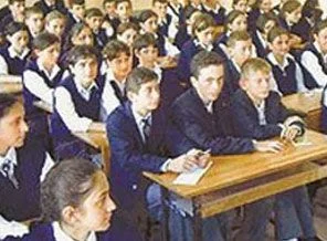 Normal liselerde derslikler hala kalabalık