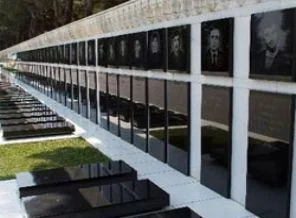 Onların mezar taşlarında resimleri var