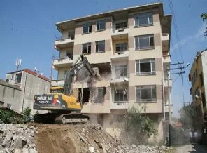 Orta hasarlı 531 binadan sadece 90'ında 'oturulabilir'