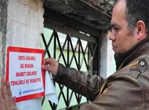 Orta hasarlı binalardan zorla çıkartılacak