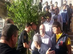 Polisler vatandaşlarla Kürtçe bayramlaştı