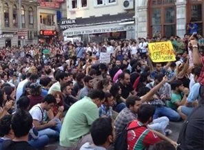 Rojava'da yaşananlar Taksim'de protesto edildi