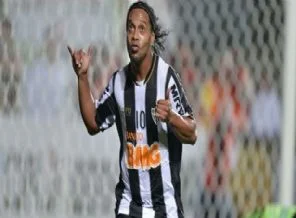 Ronaldinho'nun abisi ile el sıkıştık
