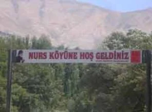 Sahura davulla değil üç dilli ilahilerle kalkıyorlar