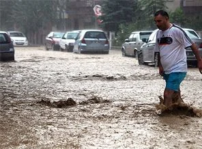 Samsun'da sağanak yağış sele yol açtı