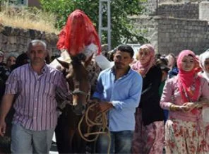 Şehirde yaşıyorlar ama köy düğününden vazgeçmiyorlar
