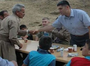 Şemdinli'de bayram, askerden Kürtçe türküler