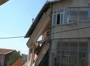 Sultanbeyli'de 3 katlı binada çökme