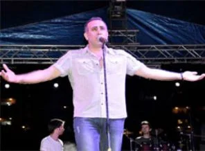 Suriye için Arapça şarkı söyledi