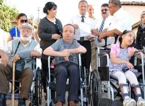 Topladığı çöpleri sattı, tekerlekli sandalye dağıttı