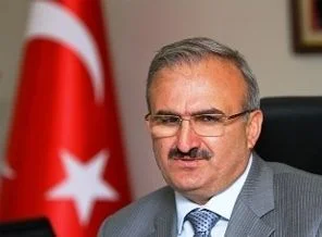 Vali Kürtçe veda etti