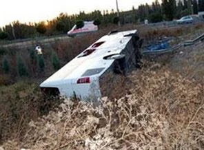 Yolcu otobüsü şarampole devrildi: 27 yaralı