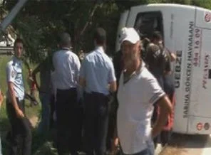 Yolcu servisi devrildi: 1 ölü, 8 yaralı