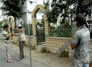 Yolu tel örgüyle kapattı