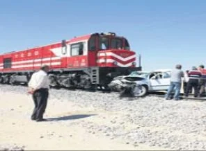 Yük treni otomobile çarptı: 2 ölü, 1 yaralı