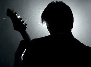 40 yıllık gitaristin sahnedeki şok ölümü!