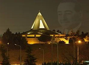 Adnan Menderes kabri başında anılıyor