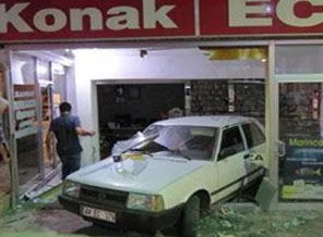 Alkollü sürücü eczaneye daldı