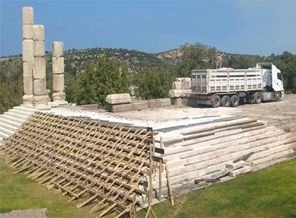 Apollon Tapınağı'nın üzerine TIR çıktı, kazı başkanı 'normal' karşıladı