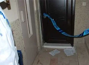 Asansörle tavan arasına sıkışarak can verdi