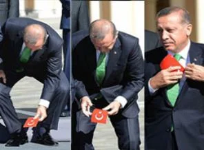 Başbakan Türk bayrağını yine yerde bırakmadı