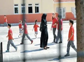 Başörtülü Elif öğretmene destek çığ gibi