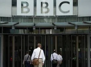 BBC: İngiltere, BBC'deki süper tazminatları tartışıyor
