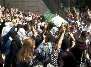 BDP'li Nezlihe kadınların omzunda son yolculuğuna uğurlandı