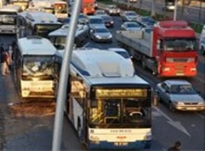 Belediye otobüsü ile halk otobüsü çarpıştı