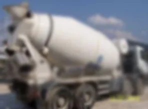 Beton taşıyan mikseri yaktılar