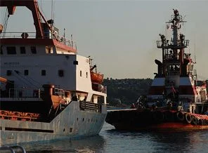 Beykoz'da karaya oturan gemi kurtarıldı