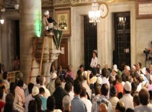Bu camide İngilizce hutbe veriliyor