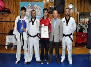 Cami spor salonunda yetiştiler, zirveye adlarını yazdırdılar