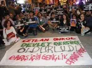 Ceylan Önkol için Taksim'de oturma eylemi yapıldı
