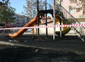 Çocuk parkını yaktılar!