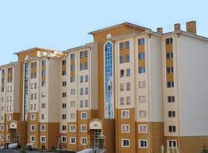 Çürük binada oturan yaşadı!